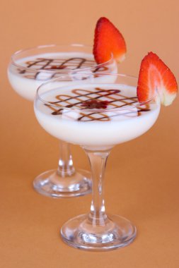 kahverengi zemin üzerinde meyve smoothies