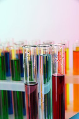 renkli test tüpleri yakın çekim