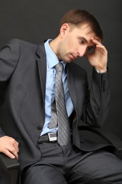 genç işadamı ton siyah arka plan