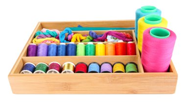 Ahşap kutusunda üzerinde beyaz izole iğne işi için renkli konu