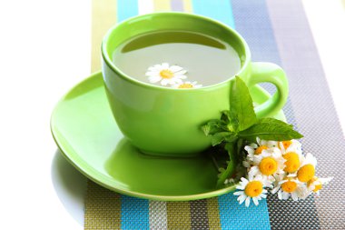 yabani camomiles ve nane, bitkisel çay beyaz izole