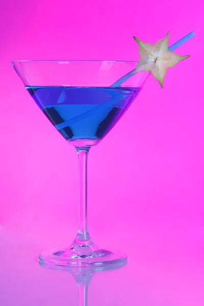 Coquetel azul em vidro martini no fundo rosa — Fotografia de Stock