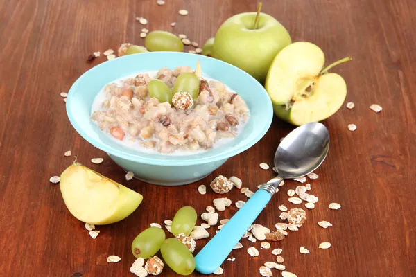 Aveia útil na tigela com frutas na mesa de madeira close-up — Fotografia de Stock