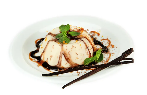 Pannacotta med choklad och kola sås och vanilj bönor, isolerad på vit — Stockfoto