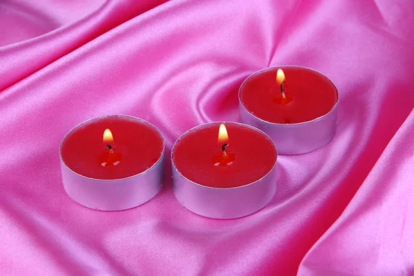 Kaarsen op paarse stof close-up — Stockfoto