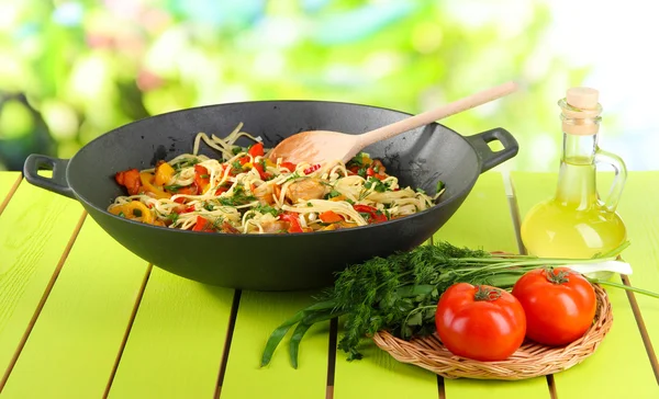 Macarrão com legumes no wok no fundo da natureza — Fotografia de Stock