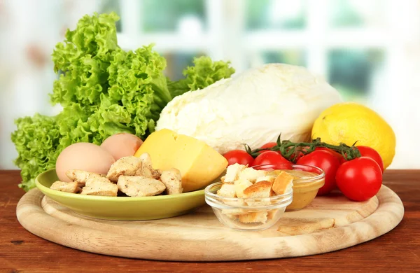 Ingrediënten voor Caesarsalade op lichte achtergrond — Stockfoto