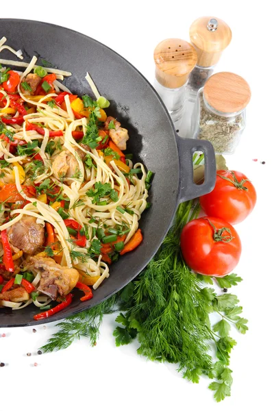 Macarrão com legumes em wok isolado em branco — Fotografia de Stock