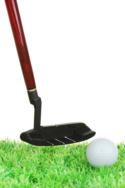Bola de golfe e motorista na grama isolada no branco — Fotografia de Stock