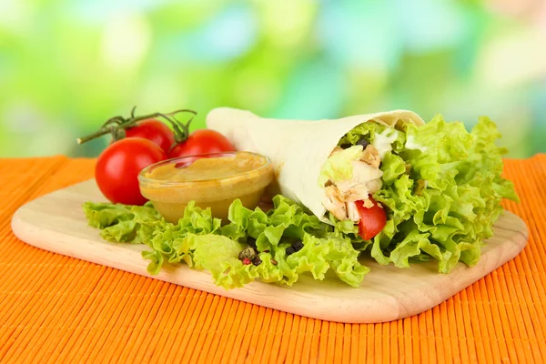 Kebab - grilled meat and vegetables, on bamboo mat, on bright background — Stock Photo, Image