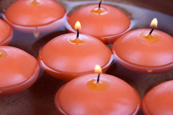 Schöne Kerzen im Wasser in Nahaufnahme — Stockfoto