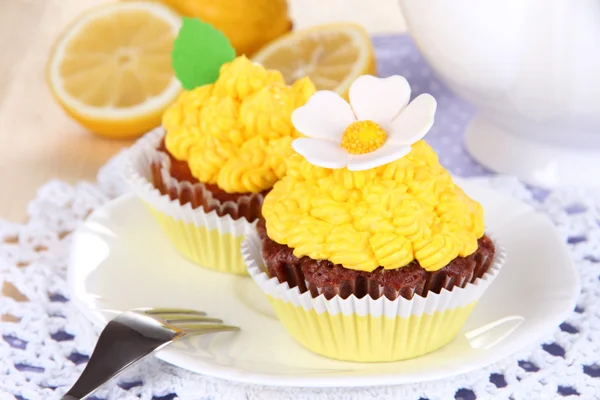 Piękne cytryny cupcakes na stół szczegół — Zdjęcie stockowe