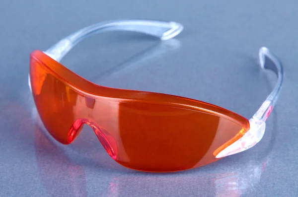 Cientista óculos em fundo cinza — Fotografia de Stock