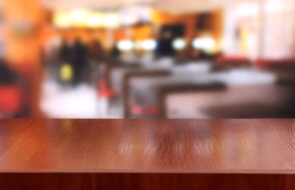 Деревянный стол на фоне кафе
