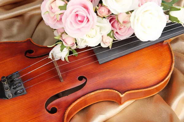 Violino clássico sobre fundo de tecido — Fotografia de Stock