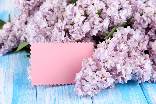 Hermosas flores lila en primer plano de la mesa — Foto de Stock