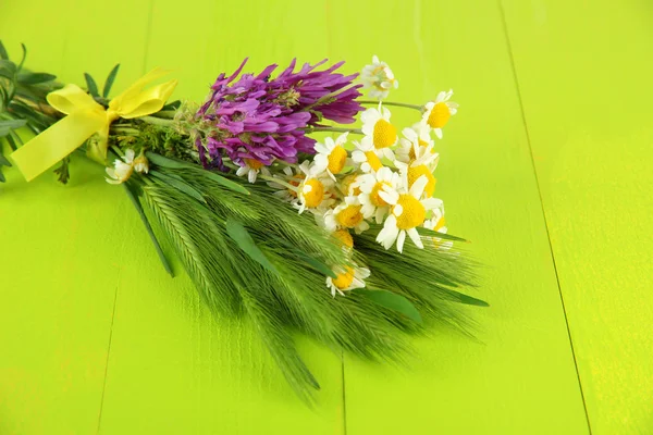 Flori sălbatice și spikelets verzi, pe fundal din lemn — Fotografie, imagine de stoc