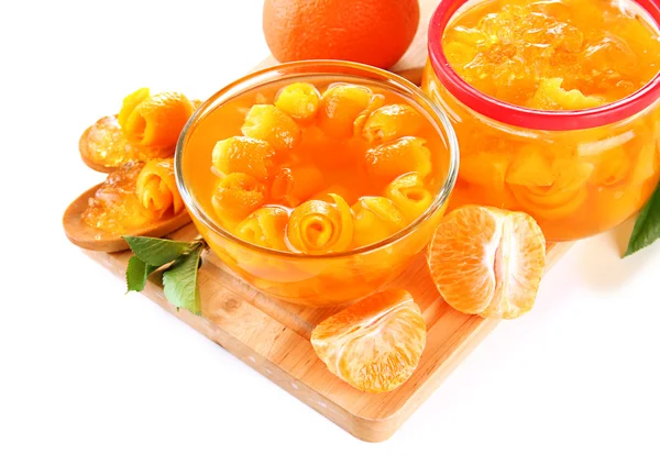 Orangenmarmelade mit Schale und Mandarinen auf Holztisch, isoliert auf weiß — Stockfoto