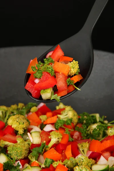 Ragoût de légumes dans le wok, isolé sur noir — Photo