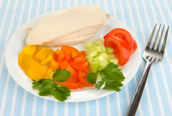 ゆで鶏の胸肉と野菜のプレートにクローズ アップ — ストック写真