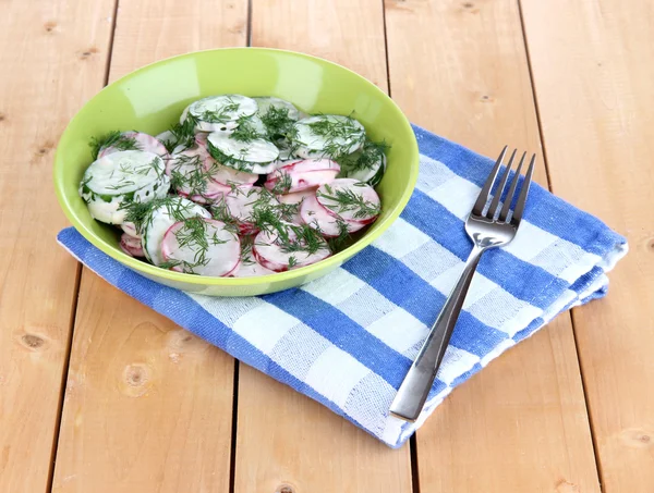 Vitamin vegetable salad in bowl on wooden table close-up — Stock Photo, Image