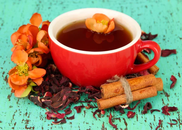 Tè alle erbe in tazza, su sfondo di legno a colori — Foto Stock