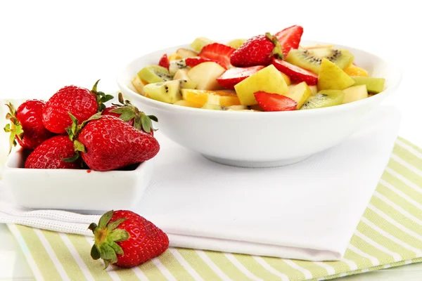 新鮮な果物とボウルに白で隔離されるベリーの有用なフルーツ サラダ — ストック写真