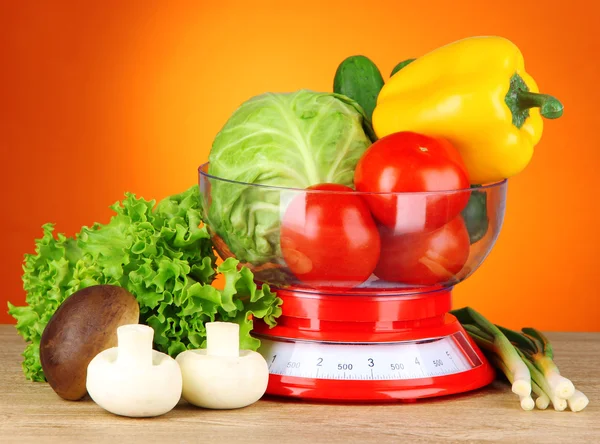 Verduras frescas en escamas sobre tabla sobre fondo naranja —  Fotos de Stock