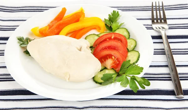 Gotowanej piersi z kurczaka na talerz z warzywami z bliska — Zdjęcie stockowe