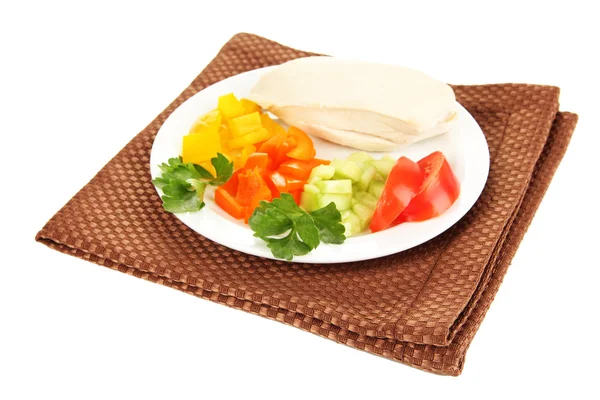 Gekochte Hühnerbrust auf Teller mit Gemüse isoliert auf weiß — Stockfoto