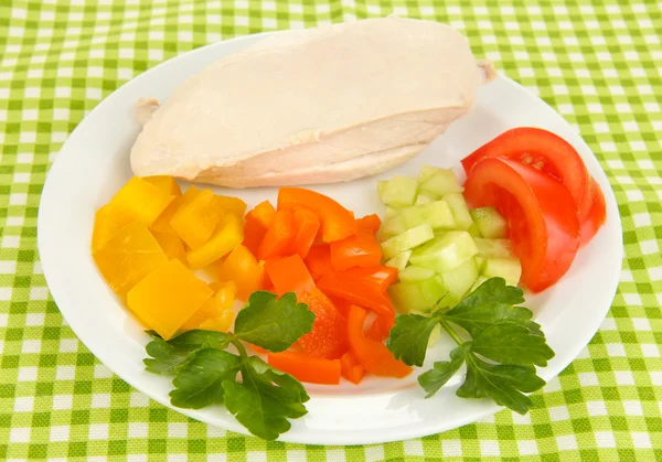야채와 함께 접시에 삶은 닭 가슴살을 닫습니다. — 스톡 사진