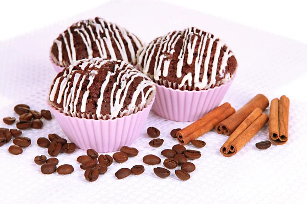 Dolci cupcake isolati su bianco — Foto Stock