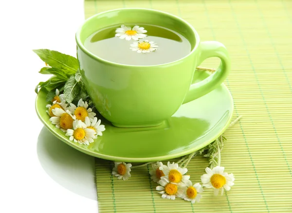 Tasse de tisane aux camomilles sauvages et à la menthe, isolée sur fond blanc — Photo