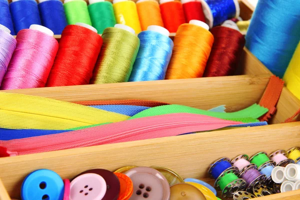 Hilos de colores para la costura en caja de madera de cerca — Foto de Stock