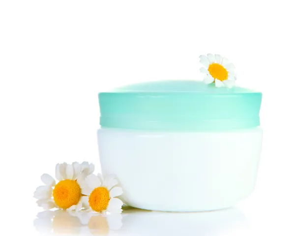 Crema cosmética con manzanillas silvestres, aislada en blanco —  Fotos de Stock
