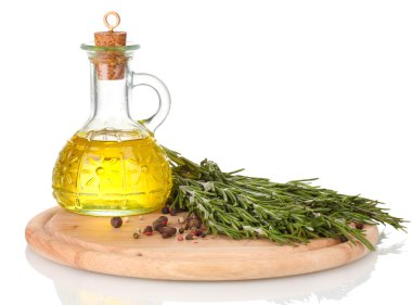 yağ bir şişe ve taze rosemaryon ahşap tahta üzerinde beyaz izole