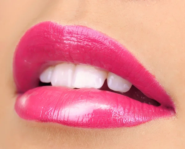 Piękny makijaż glamour różowy połysk warg — Zdjęcie stockowe