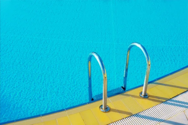 酒店的游泳池用阳光反射 — 图库照片