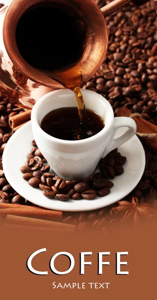 Pohár a kávu na kávová zrna pozadí — Stock fotografie