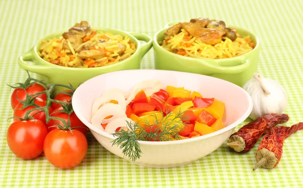 Delicioso pilaf com legumes no fundo da toalha de mesa — Fotografia de Stock