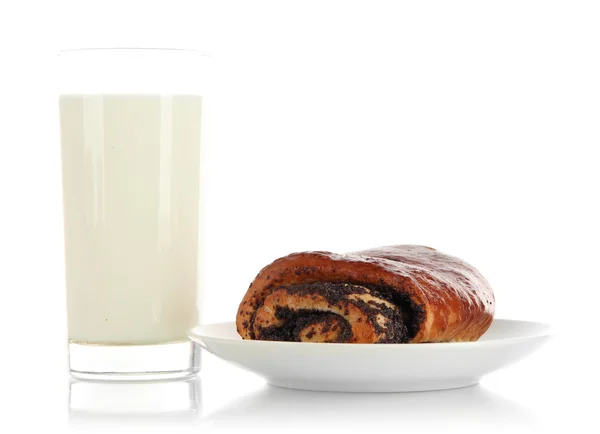 罂粟辊和一杯牛奶被隔绝在白色 — 图库照片