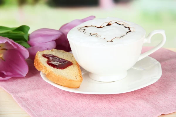 Composizione di caffè, pane tostato e tulipani su sfondo brillante — Foto Stock