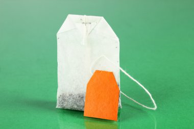 çay torba yeşil zemin üzerine