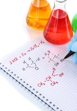 test tüpleri ile renkli sıvılar ve formüller üzerinde beyaz izole