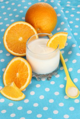 cam üzerinde mavi masa örtüsü turuncu ile lezzetli yoğurt