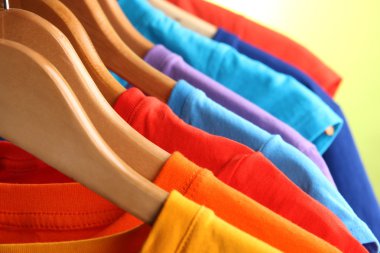 t-shirt bir sürü yeşil arka askı üzerinde