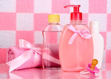 Bebek kozmetik ve havlu banyoda pembe kutu üzerindeki arka plan duvar