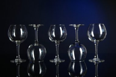 koyu mavi zemin üzerine gözlük