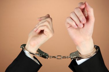 erkek ve kadın el ve renkli arka plan üzerinde son dakika kelepçe