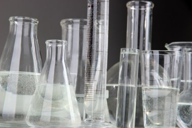 gri arka plan üzerinde test tüpleri